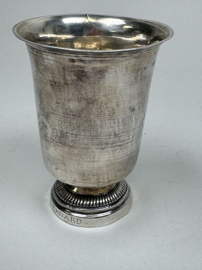 Timbale sur piédouche en argent 950/1000,...