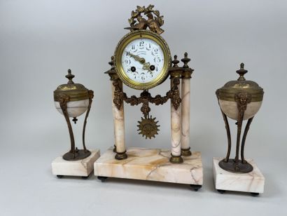 A L'ESPERANCE - Henri GODCHOT à Paris.
Garniture...