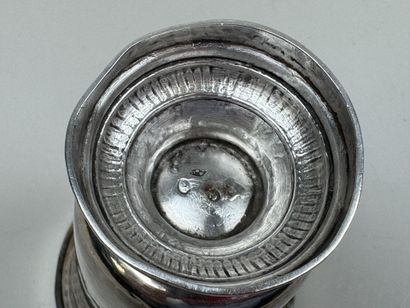 Timbale sur piédouche en argent 950/1000,...