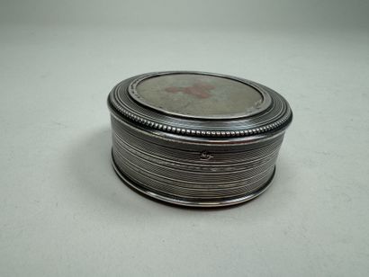 Petite boite circulaire en argent 950/1000,...