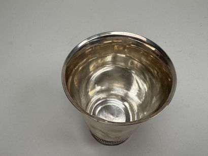 Timbale sur piédouche en argent à décor de...
