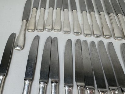 Série de 33 couteaux à entremet en métal...