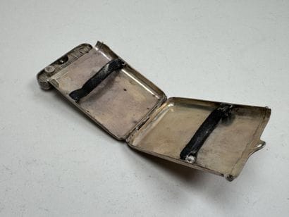 Étui à cigarettes et allumettes en argent...