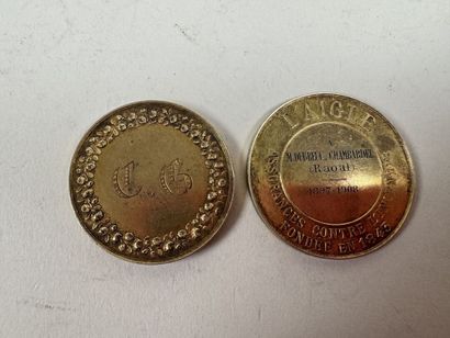 Deux jetons de présence en argent doré figurant...