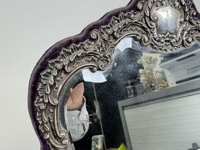 Miroir de table probablement en argent repoussé...