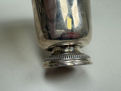Timbale sur piédouche en argent à décor de...
