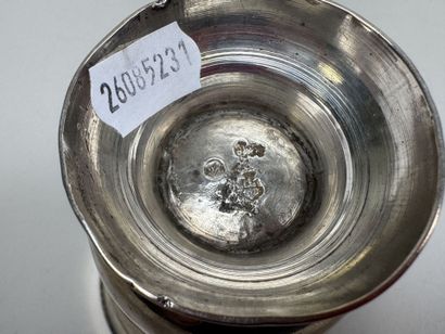 Timbale sur piédouche en argent à décor de...