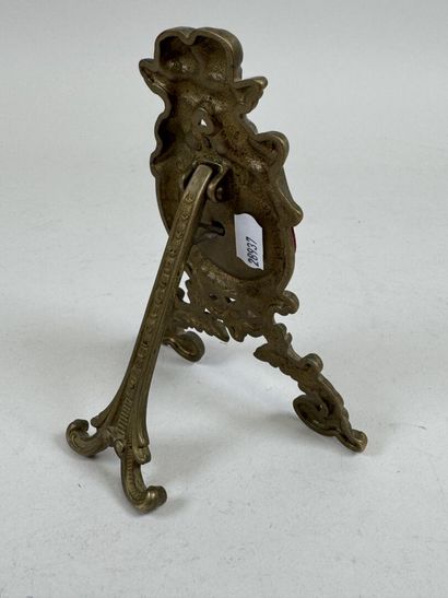 Petit porte-montre en métal doré à décor...