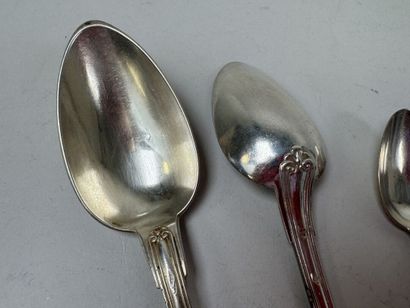 Deux cuillères de table et une petite cuillère...