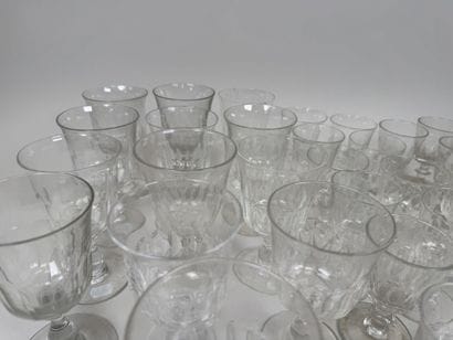 Important lot de verres en cristal et verre...
