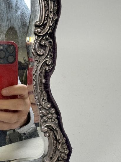 Miroir de table probablement en argent repoussé...