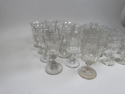 Important lot de verres en cristal et verre...