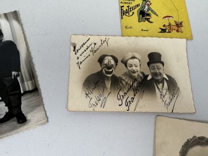 Lot de cartes et photos dont signatures de...