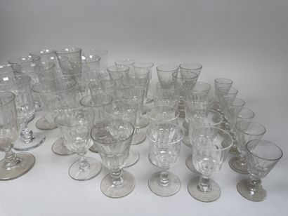 Important lot de verres en cristal et verre...