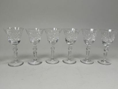 Série de 6 petits verres à liqueur sur pied...