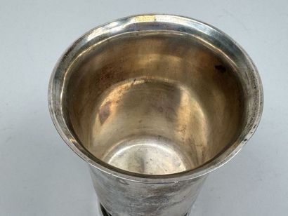 Timbale sur piédouche en argent 950/1000,...
