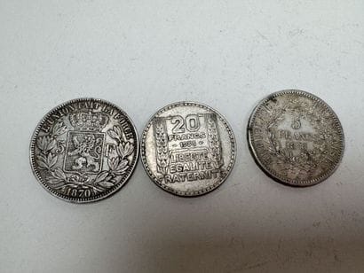 Lot de trois pièces en argent dont :
- 20...