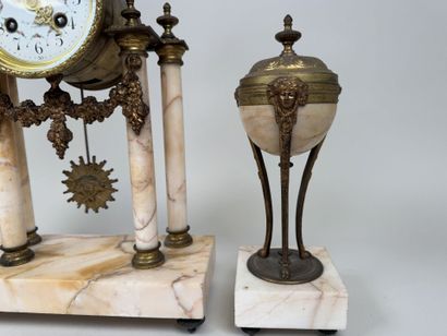 A L'ESPERANCE - Henri GODCHOT à Paris.
Garniture...