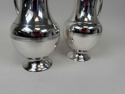 Deux grands pichets à eau en métal argenté.
H....