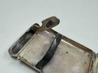Étui à cigarettes et allumettes en argent...