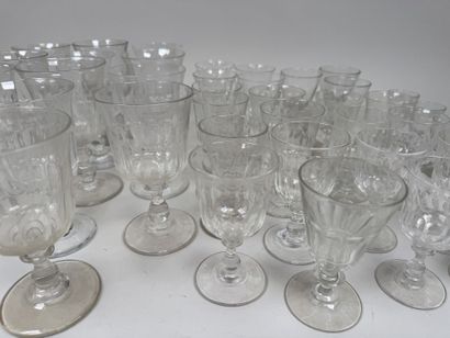 Important lot de verres en cristal et verre...
