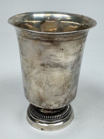 Timbale sur piédouche en argent 950/1000,...