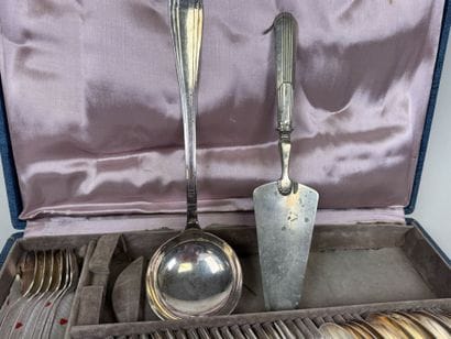 Partie de ménagère en métal argenté, modèle...