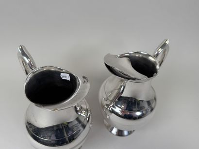 Deux grands pichets à eau en métal argenté.
H....
