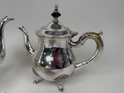 Deux verseuses à thé ou café en métal argenté...