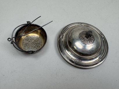 Couvercle en argent et passe thé en argent...