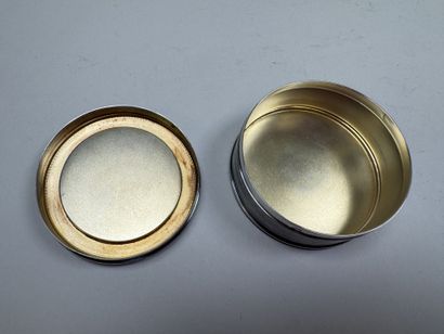 Petite boite circulaire en argent 950/1000,...