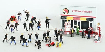 Ensemble au 1/43ème, comprenant:
 - 34 personnages...