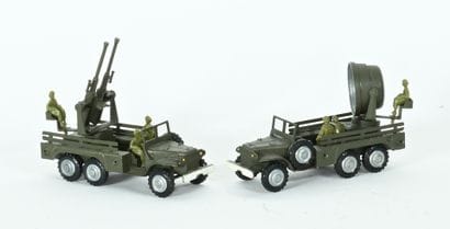FRANCE JOUET.
2 modèles militaires au 1/50ème,...