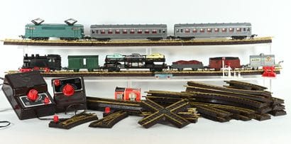 JOUEF, Ho.
Vers 1960, deux rames présentées...
