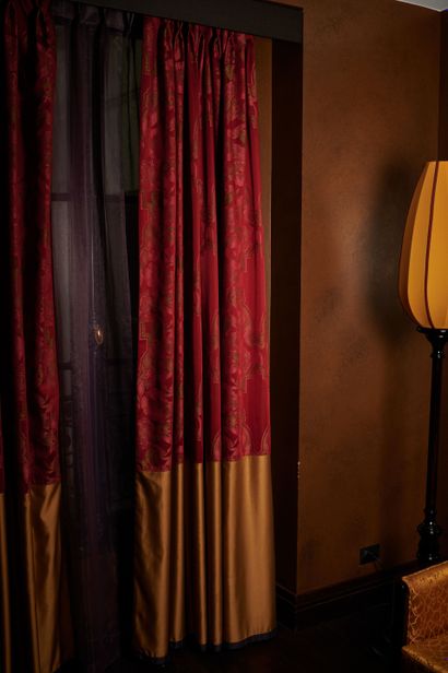 Lot de trente rideaux du 3ème étage de l'hôtel

Coton...