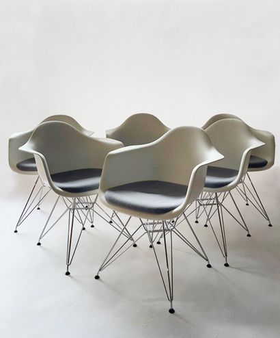 Charles Ray Eames 

Suite de six fauteuils...
