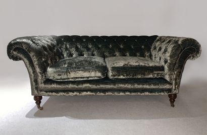 Canapé modèle Chesterfield en velours vert

Pieds...