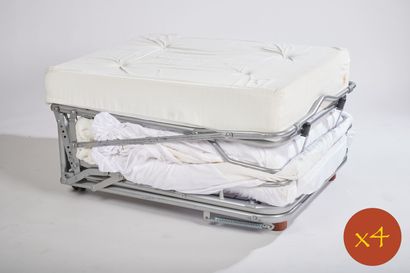 Quatre lits d'appoint une place formant pouf...
