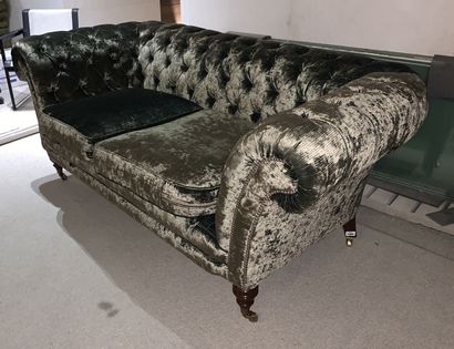 Canapé modèle Chesterfield en velours vert

Pieds...