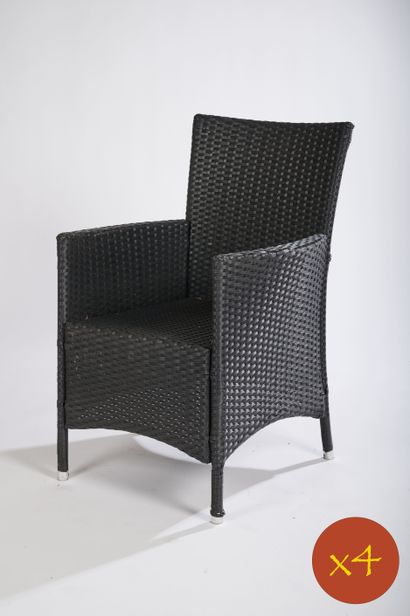 Quatre fauteuils de terrasse en PVC tressé...