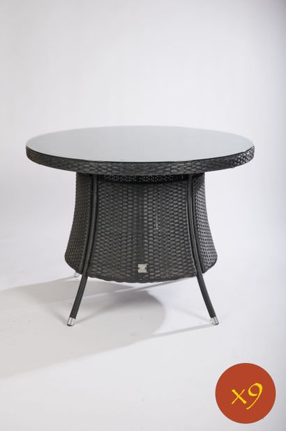 Neuf tables rondes de terrasse en PVC tressé...