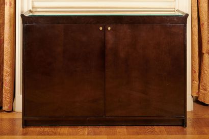 Meuble à hauteur d'appui en bois laqué marron...