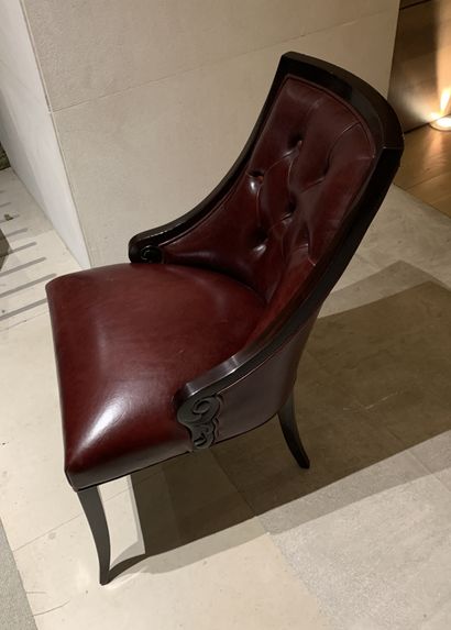 Suite de quatre chaises en bois teinté à...
