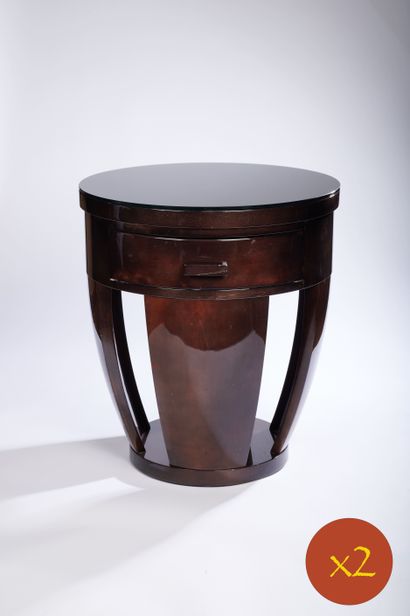 Paire de tables de chevet de style Art Déco...