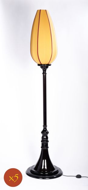 Cinq lampadaires en forme de tulipe en bois...