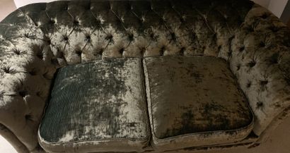 Canapé modèle Chesterfield en velours vert

Pieds...