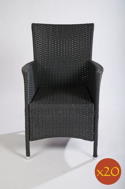 Vingt fauteuils de terrasse en PVC tressé...