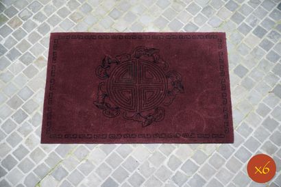Six tapis violet en laine à motif central...