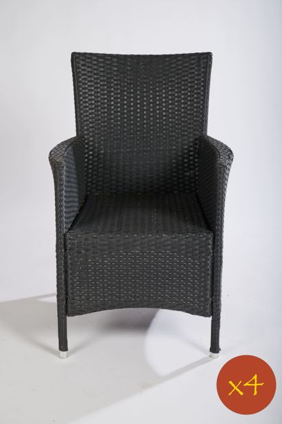 Quatre fauteuils de terrasse en PVC tressé...