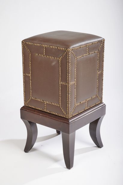 Pouf en cuir de couleur taupe ornementé de...